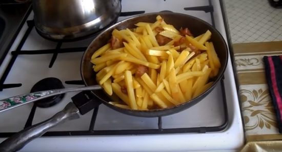 Картопля смажена з цибулею, грибами і салом. Рецепти, як смачно посмажити картоплю на сковороді Картопля смажена з цибулею, грибами і салом. Рецепти, як смачно посмажити картоплю на сковороді