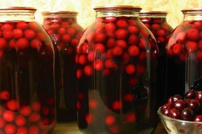 Смачний компот з вишні на зиму приготований за домашнім рецептом