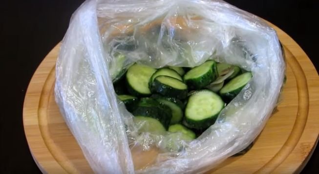 Малосольні огірки швидкого приготування в пакеті — хрусткі з часником