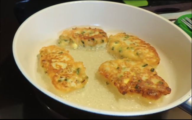 Шалені пиріжки з зеленою цибулею і яйцем, посмажені вдома на сковороді