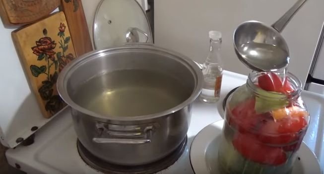 Асорті з помідорів і огірків консервовані на зиму в 3 літрових банках