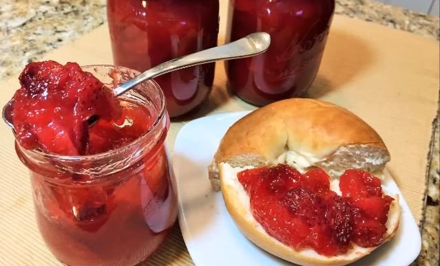 Як зварити смачне варення з полуниць на зиму та красиво залишити цілими ягоди