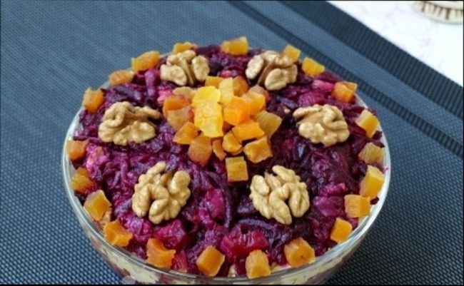 Як приготувати смачний і корисний салат з родзинками — прості рецепти