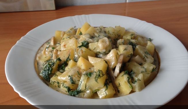 Картопля тушкована з грибами — прості і смачні рецепти приготування