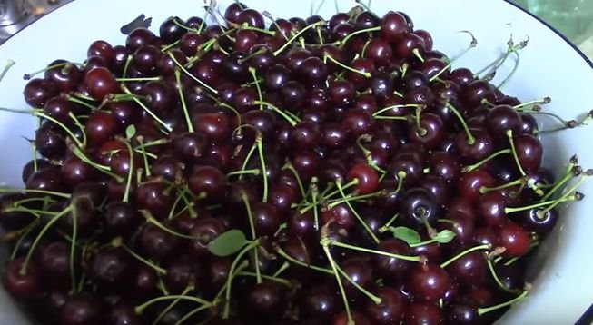 Смачний компот з вишні на зиму приготований за домашнім рецептом