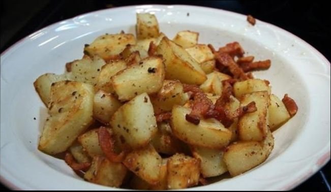 Картопля смажена з цибулею, грибами і салом. Рецепти, як смачно посмажити картоплю на сковороді Картопля смажена з цибулею, грибами і салом. Рецепти, як смачно посмажити картоплю на сковороді