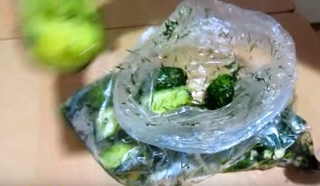 Малосольні огірки швидкого приготування в пакеті — хрусткі з часником