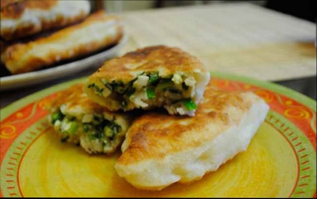 Шалені пиріжки з зеленою цибулею і яйцем, посмажені вдома на сковороді