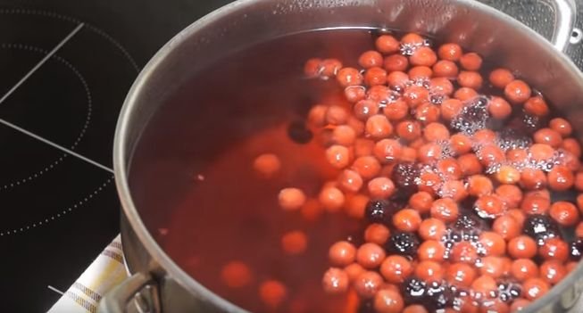 Смачний компот з вишні на зиму приготований за домашнім рецептом