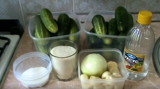 Закатуємо на зиму салат з огірків — рецепти пальчики оближеш