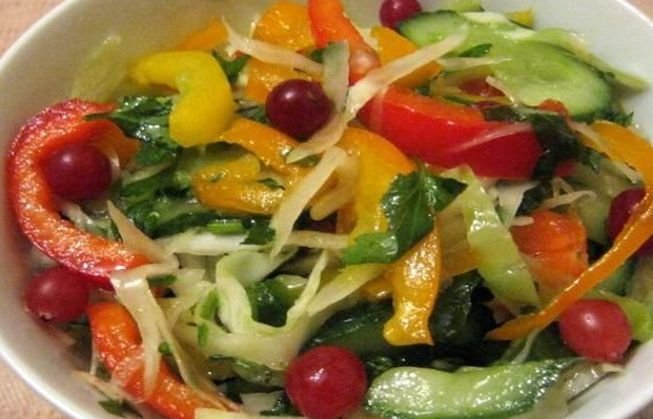 Літні салати зі свіжих овочів з грядки — легкі рецепти дачника