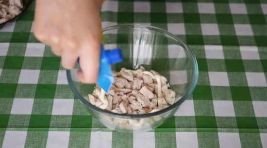 Салат з куркою і сиром. Домашні рецепти, як смачно приготувати салати з курки і сиру Салат з куркою і сиром. Домашні рецепти, як смачно приготувати салати з курки і сиру