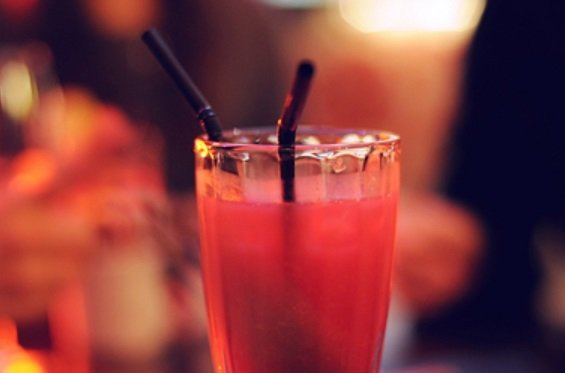 Навіщо в коктейлі дві трубочки: чому кладуть стільки, при подачі яких напоїв використовують парні