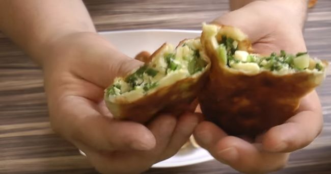 Смачні домашні пиріжки з яйцем і зеленою цибулею в духовці