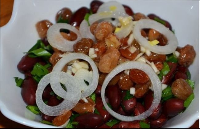 Як приготувати смачний і корисний салат з родзинками — прості рецепти