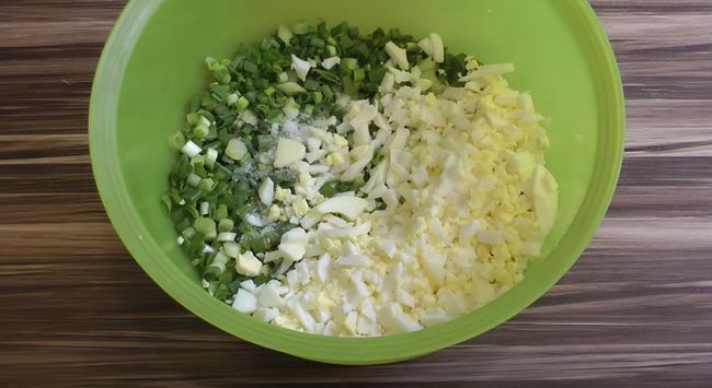 Смачні домашні пиріжки з яйцем і зеленою цибулею в духовці