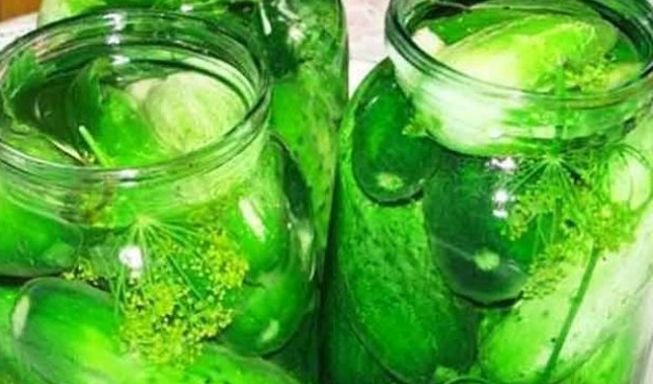 Хрусткі малосольні огірки в банці з часником і зеленню. Рецепти, щоб відразу є