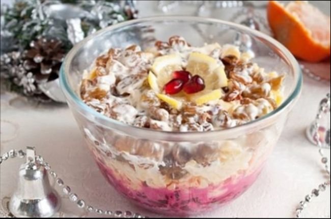 Як приготувати смачний і корисний салат з родзинками — прості рецепти