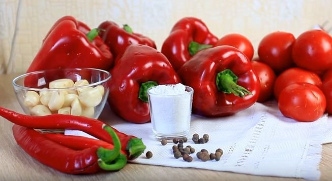 Аджика з помідорів і червоного перцю з часником — найсмачніші рецепти на зиму