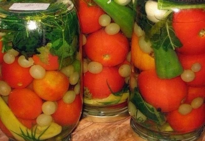 Асорті з помідорів і огірків консервовані на зиму в 3 літрових банках