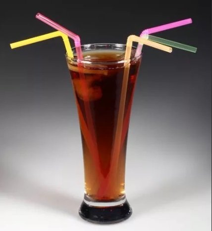 Навіщо в коктейлі дві трубочки: чому кладуть стільки, при подачі яких напоїв використовують парні