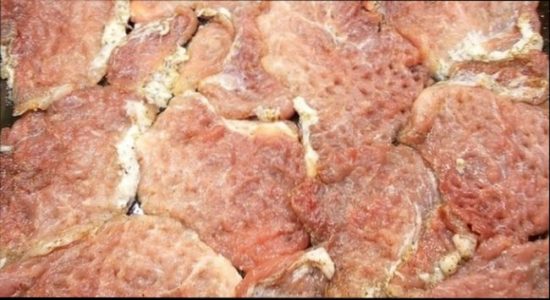 Мясо по французьки в духовці — класичні рецепти зі свинини з картоплею, сиром, грибами