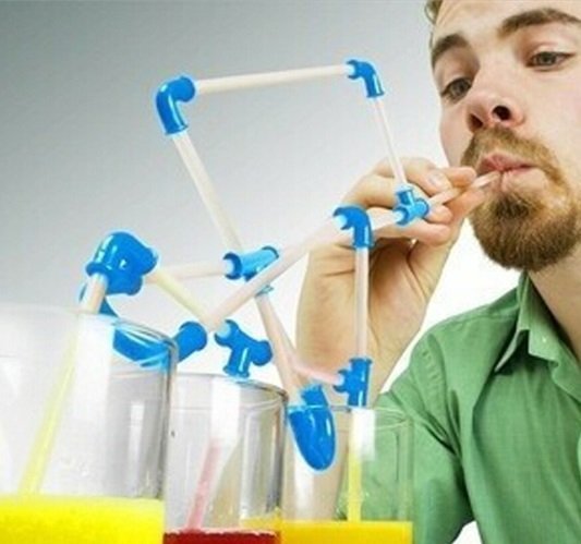 Навіщо в коктейлі дві трубочки: чому кладуть стільки, при подачі яких напоїв використовують парні