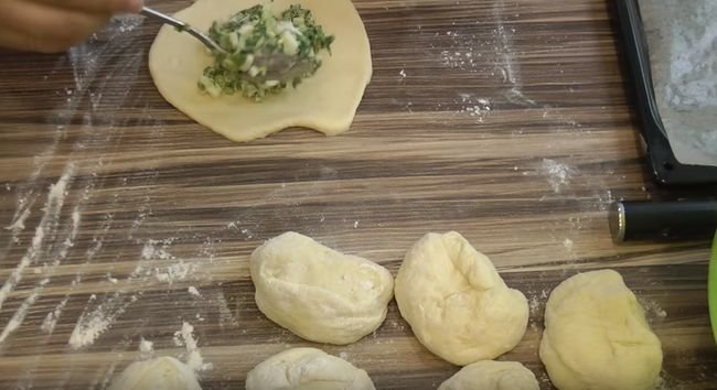 Смачні домашні пиріжки з яйцем і зеленою цибулею в духовці