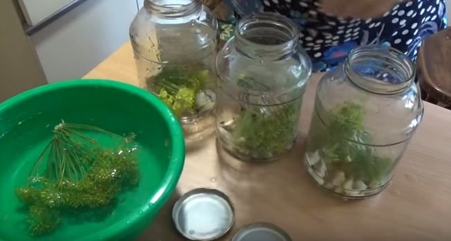 Асорті з помідорів і огірків консервовані на зиму в 3 літрових банках