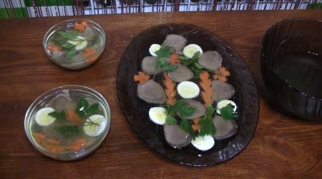 Заливне з свинячого або яловичого язика. Рецепт холодної закуски — заливного, для святкового столу