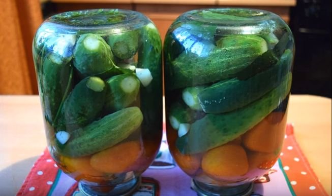 Асорті з помідорів і огірків консервовані на зиму в 3 літрових банках