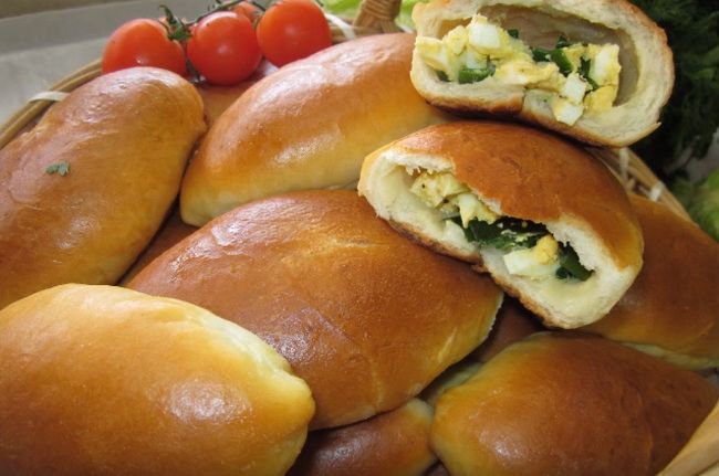 Смачні домашні пиріжки з яйцем і зеленою цибулею в духовці