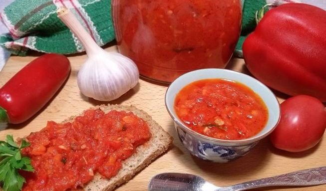 Аджика з помідорів і червоного перцю з часником — найсмачніші рецепти на зиму