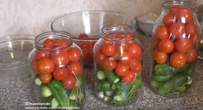 Асорті з помідорів і огірків консервовані на зиму в 3 літрових банках