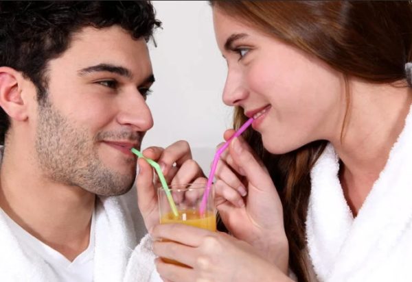 Навіщо в коктейлі дві трубочки: чому кладуть стільки, при подачі яких напоїв використовують парні