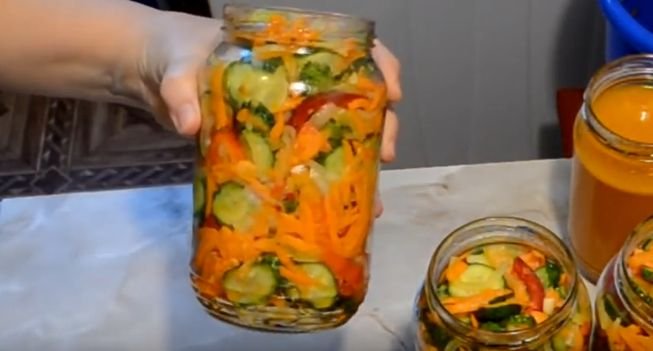 Закатуємо на зиму салат з огірків — рецепти пальчики оближеш