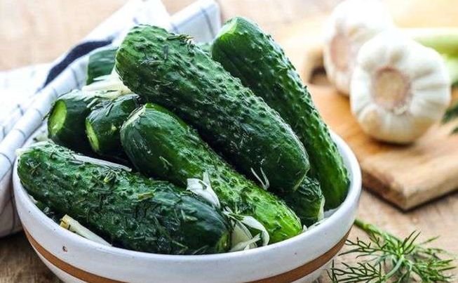 Малосольні огірки швидкого приготування в пакеті — хрусткі з часником