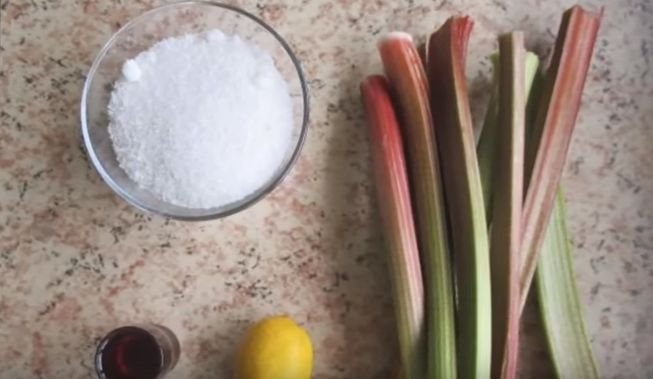 Варення з ревеню — класичний рецепт і приготування на зиму з добавками