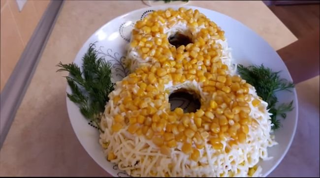 5 незвичайних, простих і смачних рецептів салатів на 8 березня