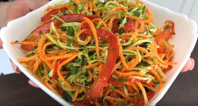 Літні салати зі свіжих овочів з грядки — легкі рецепти дачника