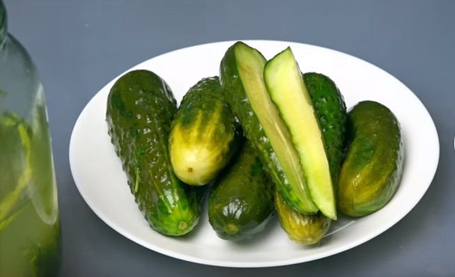 Хрусткі малосольні огірки в банці з часником і зеленню. Рецепти, щоб відразу є