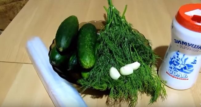 Малосольні огірки швидкого приготування в пакеті — хрусткі з часником