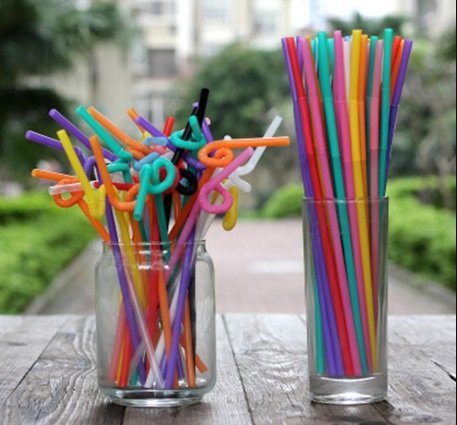 Навіщо в коктейлі дві трубочки: чому кладуть стільки, при подачі яких напоїв використовують парні