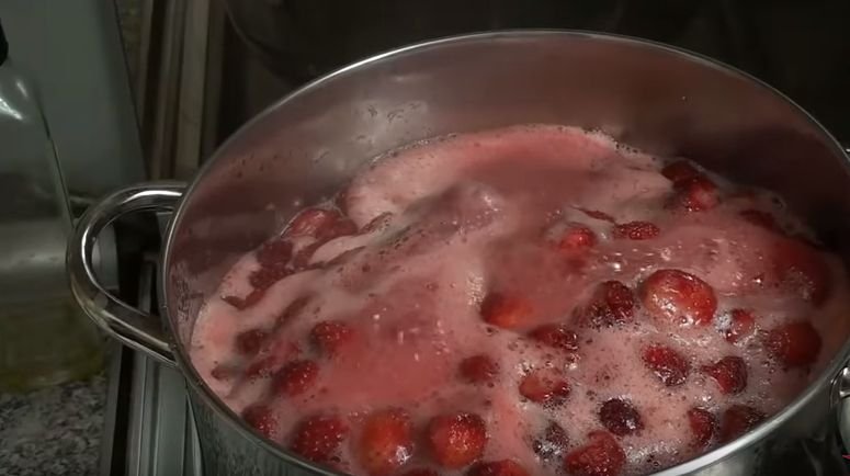 Як зварити смачне варення з полуниць на зиму та красиво залишити цілими ягоди