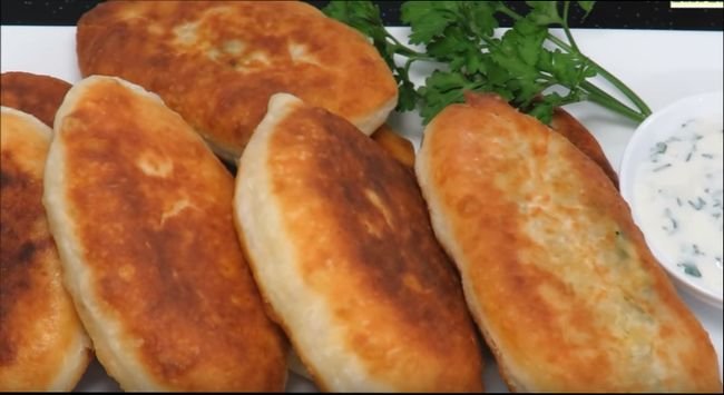 Шалені пиріжки з зеленою цибулею і яйцем, посмажені вдома на сковороді
