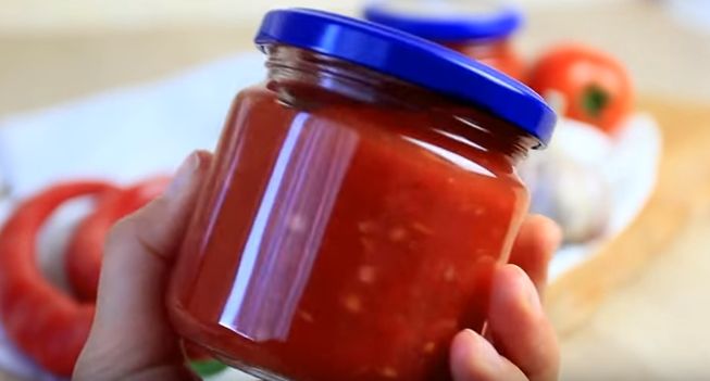 Аджика з помідорів і червоного перцю з часником — найсмачніші рецепти на зиму