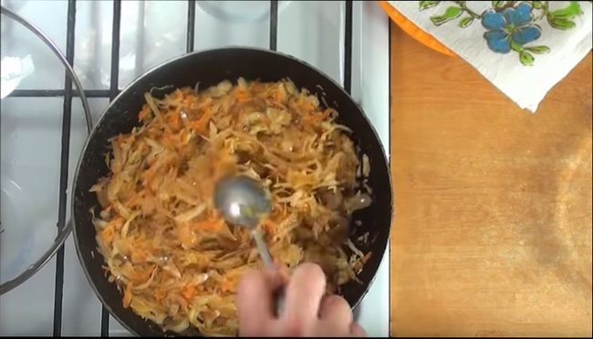 Пиріжки з капустою приготовані на сковороді або в духовці. Рецепти начинок