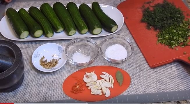 Малосольні огірки швидкого приготування в пакеті — хрусткі з часником