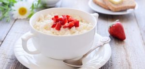 Солодка рисова каша на згущеному молоці