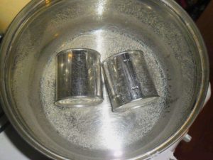 Приготування згущеного молока в банку